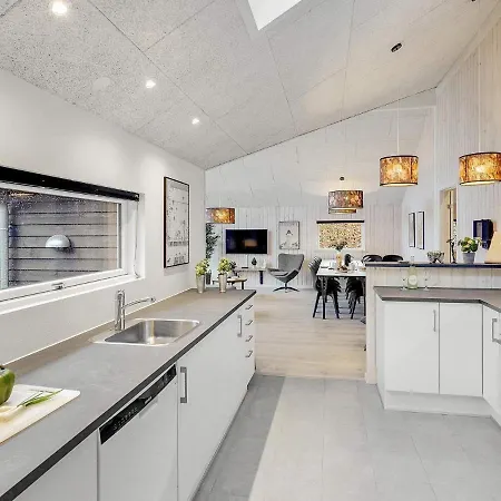 Luxury Retreat With Pool Semesterbostad Bøtø By
