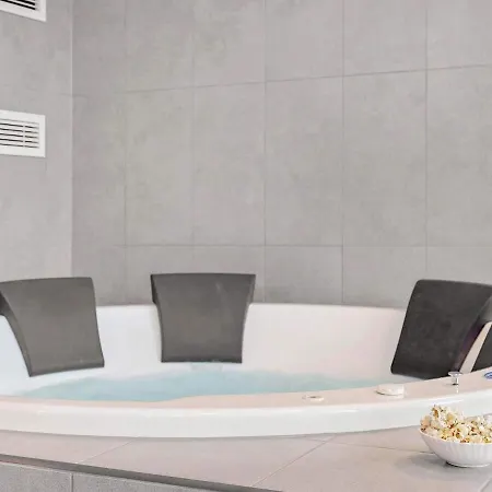 بيت للعطل Luxury Retreat With Pool Bøtø By