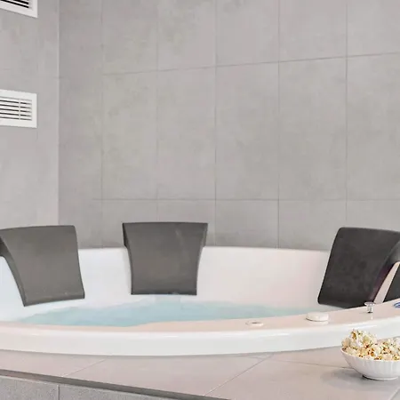 Luxury Retreat With Pool بيت للعطل